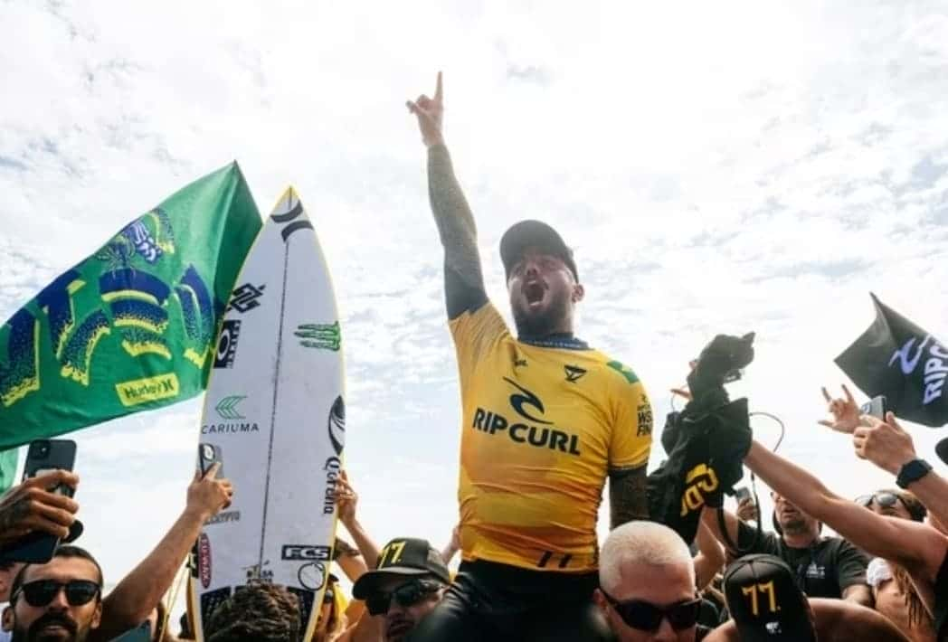 Filipe Toledo é bicampeão mundial de surfe com camisa que homenagea o Timão 