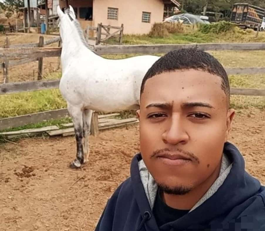 Veículo invade a contramão e mata motoqueiro,  morador da Nova Monte Serrat 