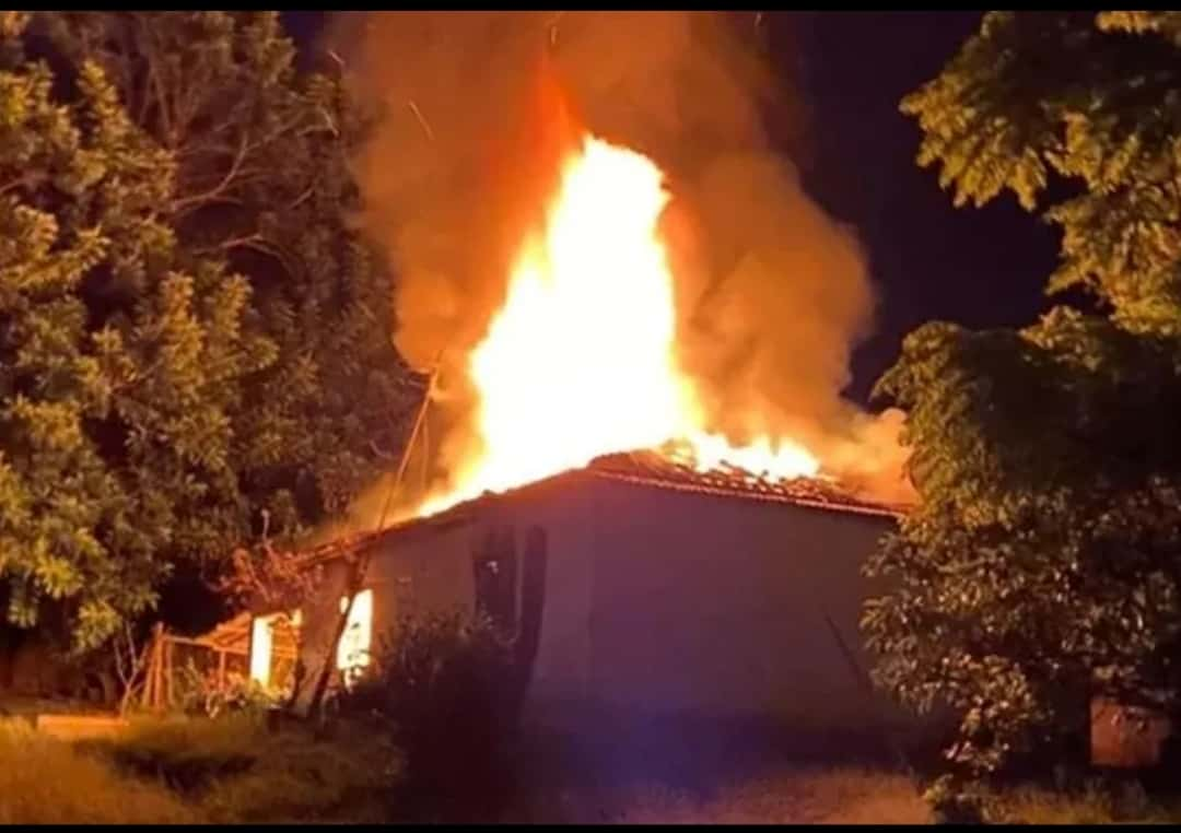 Homem que ateou fogo na casa da ex-mulher com os filhos dentro está foragido 