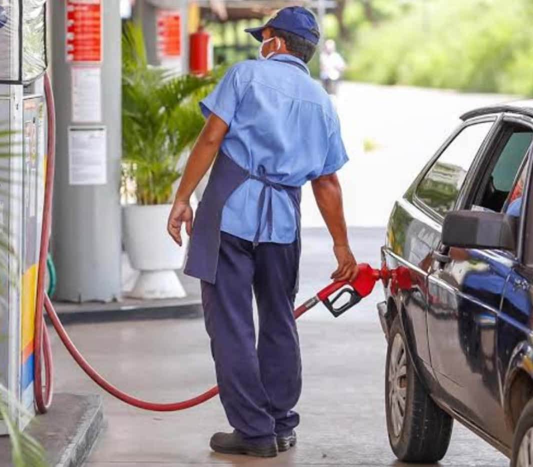 Preço médio da da gasolina cai pela oitava semana