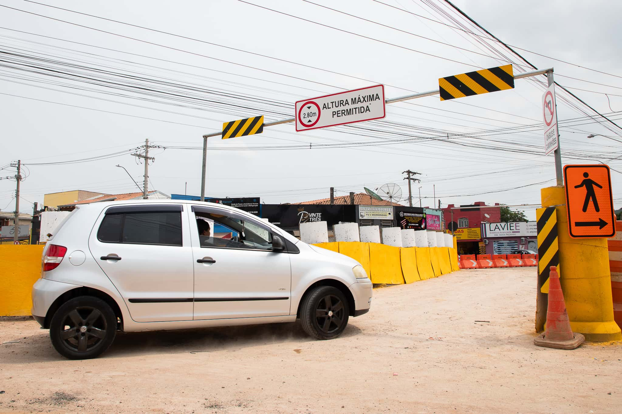 Liberada uma faixa de rodagem da avenida Emílio Checchinato 