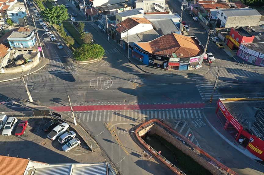 Na contramão, moto desgovernada bate em carro no Centro de Itupeva