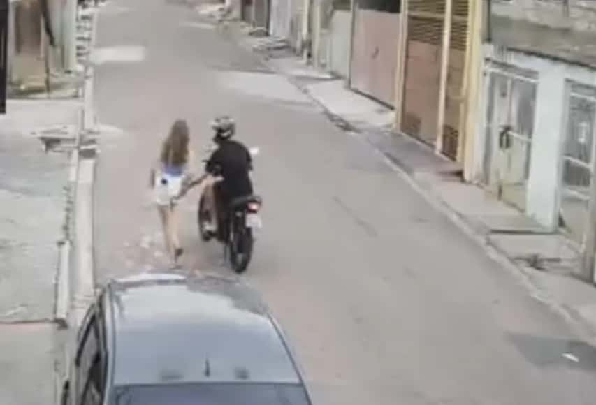 Motociclista passa a mão em adolescente e está preso