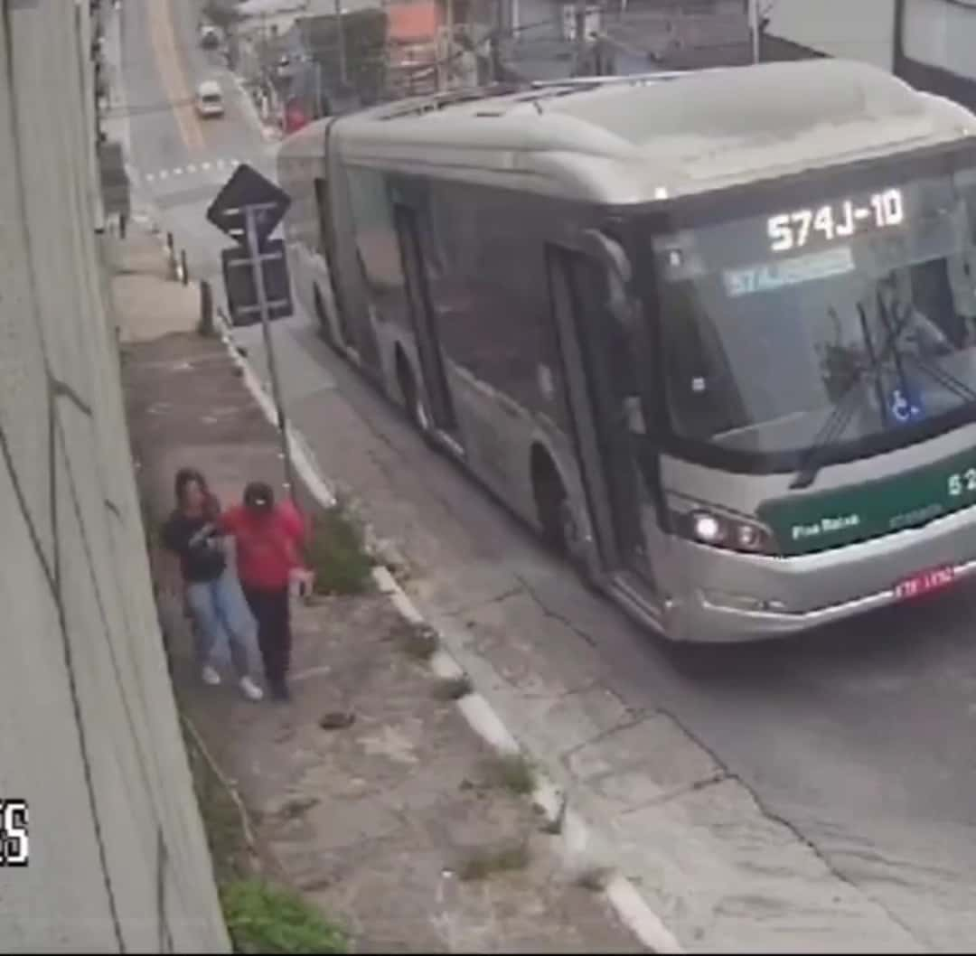 Mulher é salva por passageiros de um ônibus