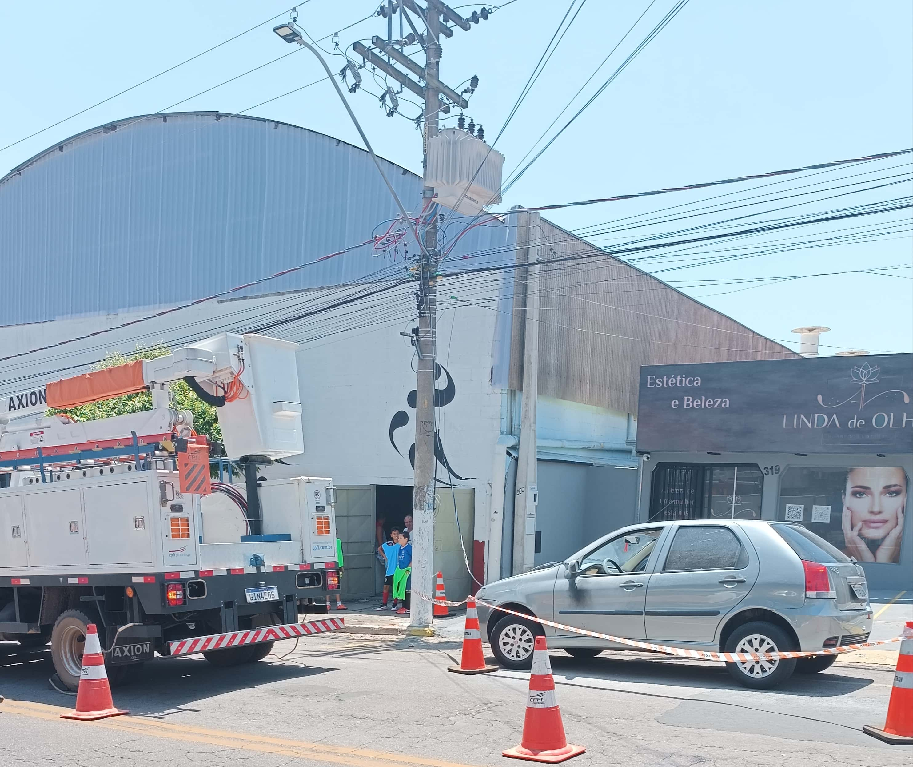 Fiação se rompe, cai encima de um carro que fica eletrificado, na avenida Itália