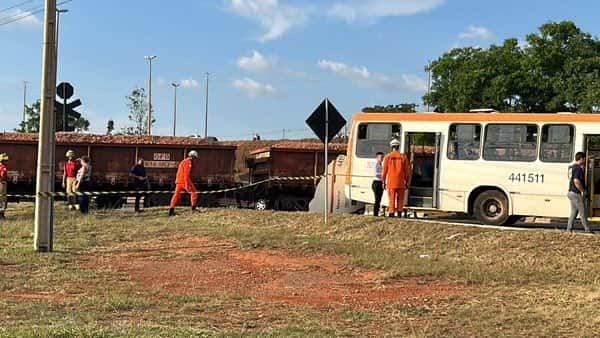 Trem atropela ônibus que avançou sobre os trilhos 