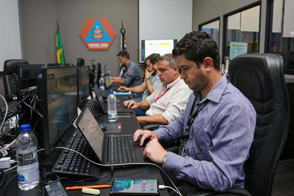 Mantido alerta para tempestade e ventos de 100 km/h em SP neste domingo 