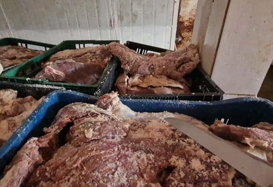 Polícia apreende 02 toneladas de carne vencida que seria vendida na região