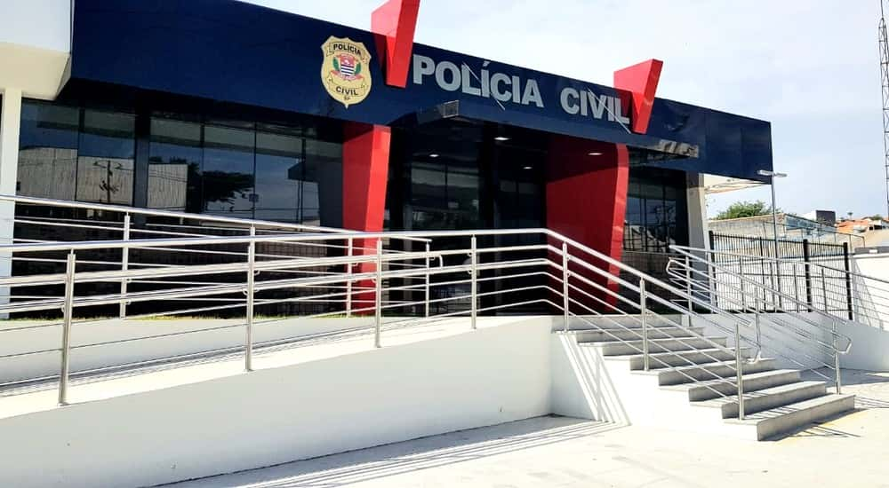 Criança de 2 anos morre atropelada acidentalmente pelo pai