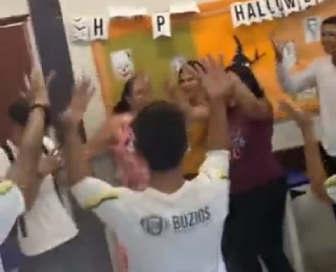 Alunos comemoram aniversário do amigo surdo em libras