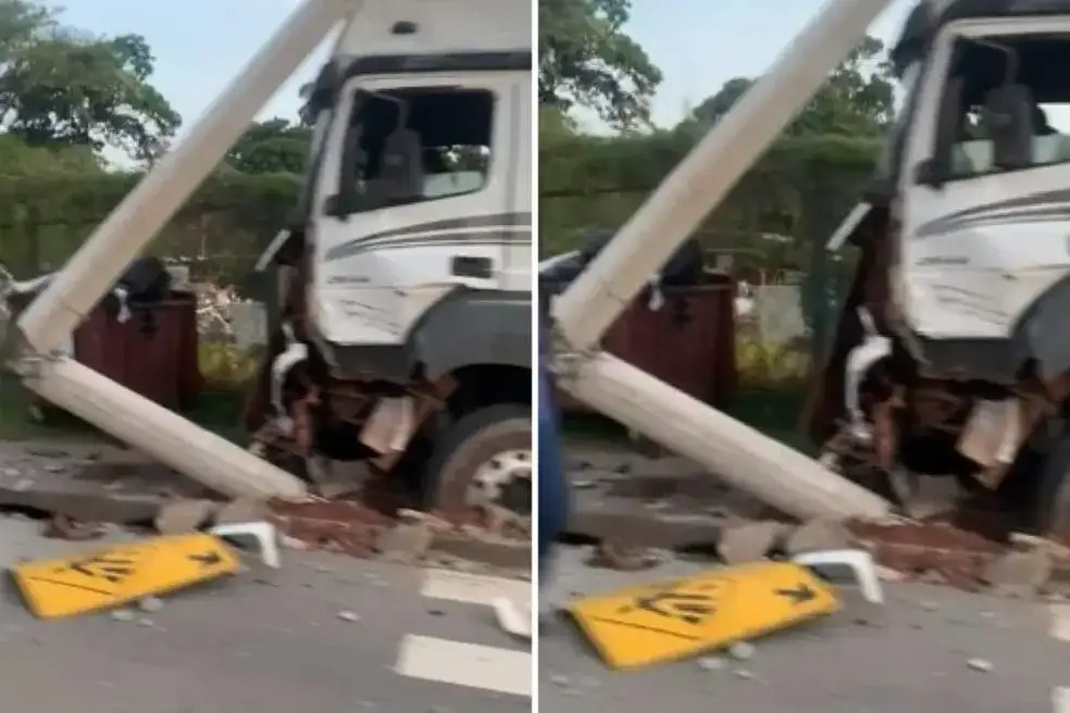 Caminhão desgovernado bate em ônibus; o acidente derrubou um poste