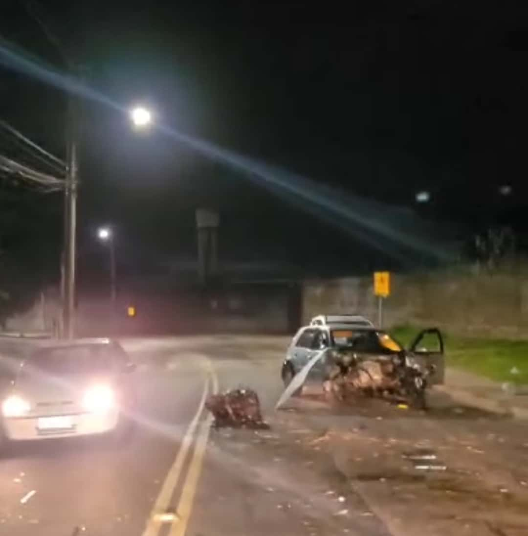 Grave acidente, motor fica até separado do carro, em frente a Jundiá 