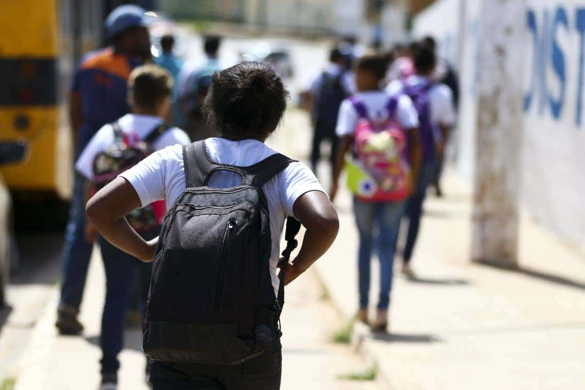 Jovens devem receber benefícios para se manterem estudando 