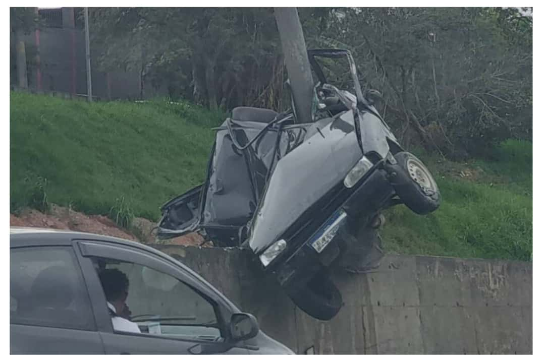 Impressionante: carro “abraça” poste em acidente grave