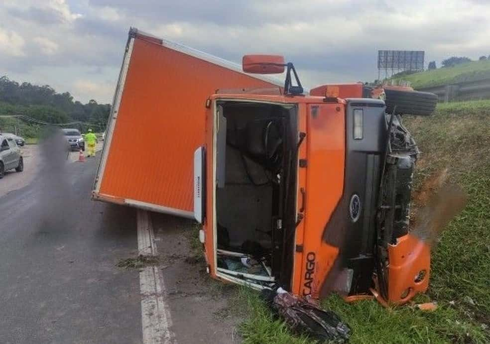 Motorista fica ferido após perder controle e tombar carreta em Jundiaí 