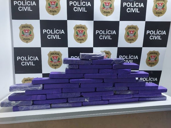 36 tijolos de maconha encontradas pela polícia na estrada da uva