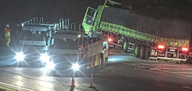 Acidente com caminhão interdita a trânsito na Bandeirantes