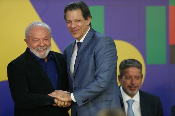 Milionário vai pagar: Lula sanciona lei que taxa offshores e fundos exclusivos