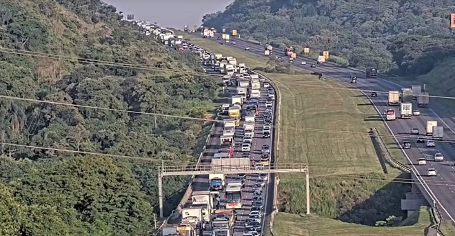 Carreta tem pane e deixa Bandeirantes congestionada