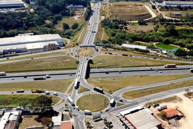 Van carregada de cestas básicas tomba na Anhanguera