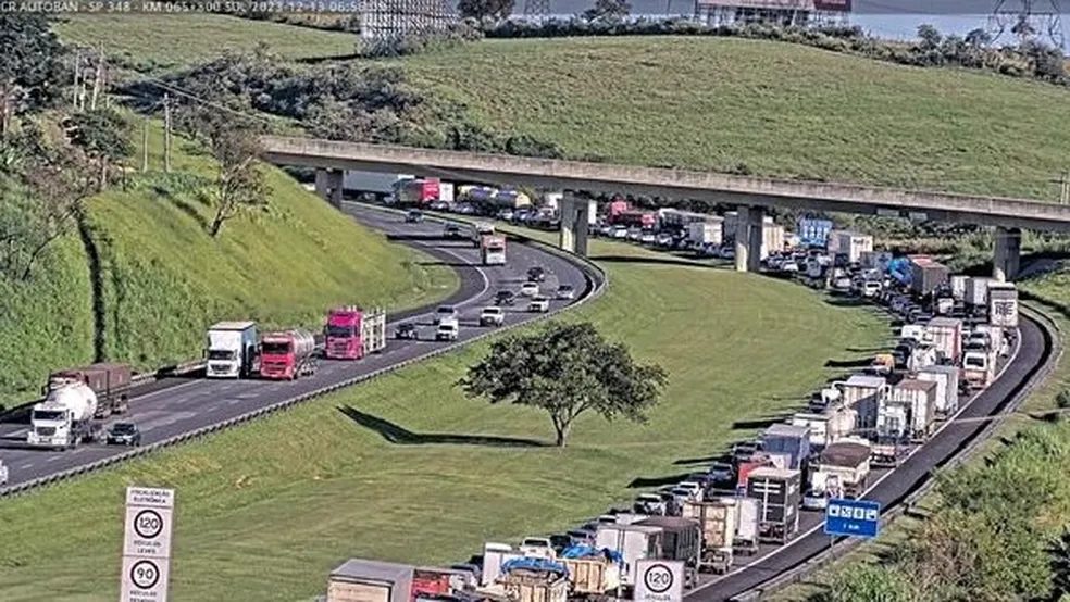 Acidente causa congestionamento na Bandeirantes sentido São Paulo