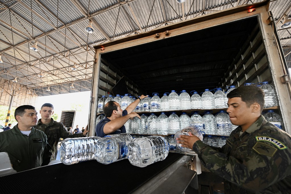 Doações mais urgentes para o RS são de água e roupas