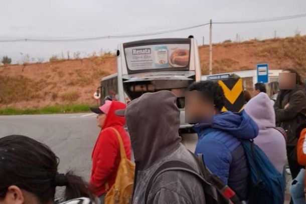 Mesmo com aumento na tarifa de ônibus, trabalhadores ficam no meio do caminho