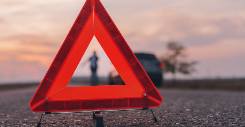 Carro bate em poste na Dom Gabriel