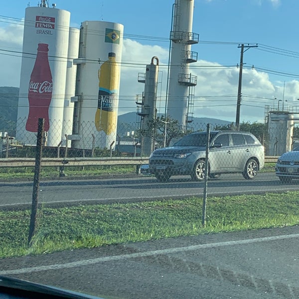 Três carros batem em frente a Coca-Cola 