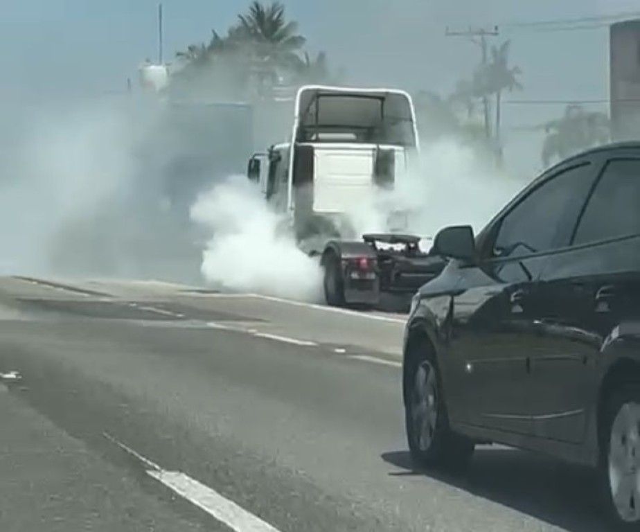 Caminhão pega fogo na Dom Gabriel