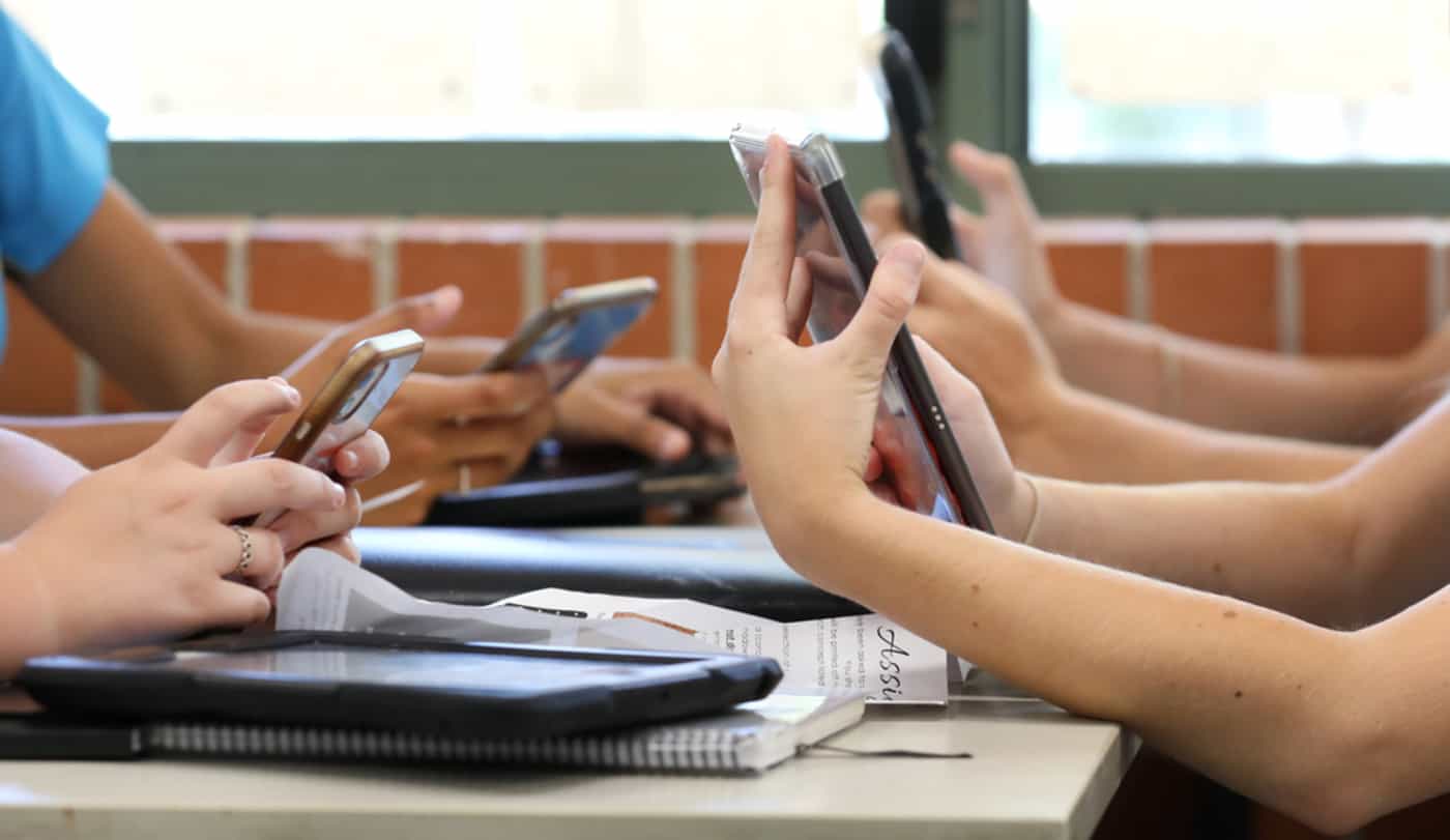 Alesp aprova por unanimidade projeto que proíbe celulares nas escolas