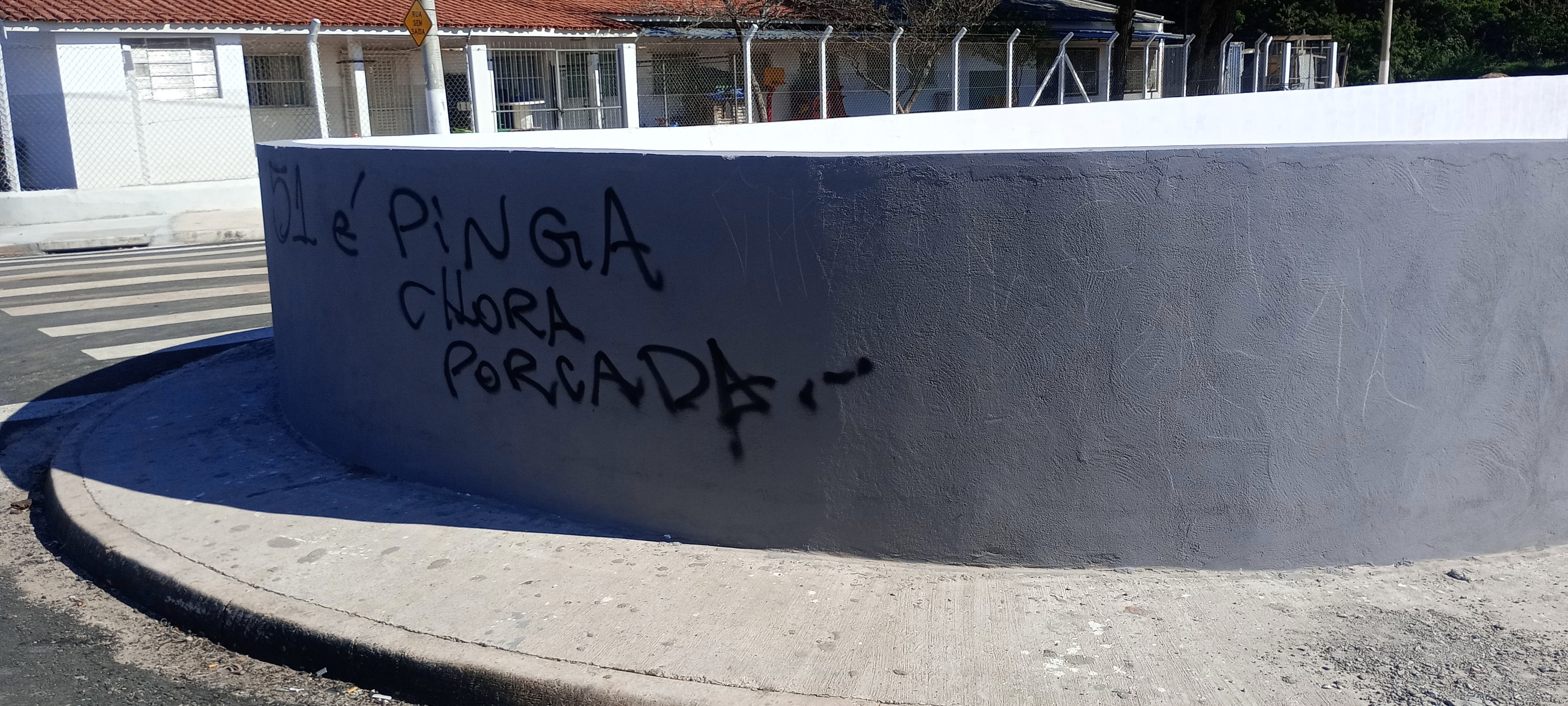 “51 é pinga” é pichado em obra da prefeitura em Itupeva