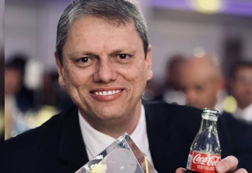  Tarcísio faz piada com intoxicação e relembra o pior lado de Bolsonaro