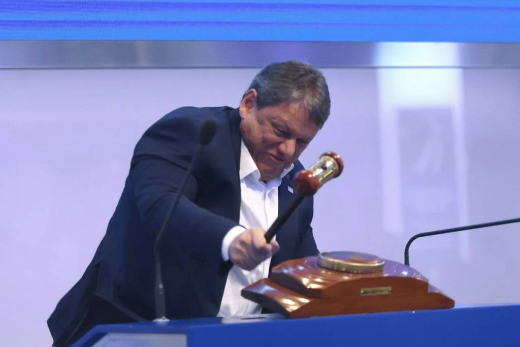 Tarcísio diz que defende o povo, mas cobra de quem mais precisa