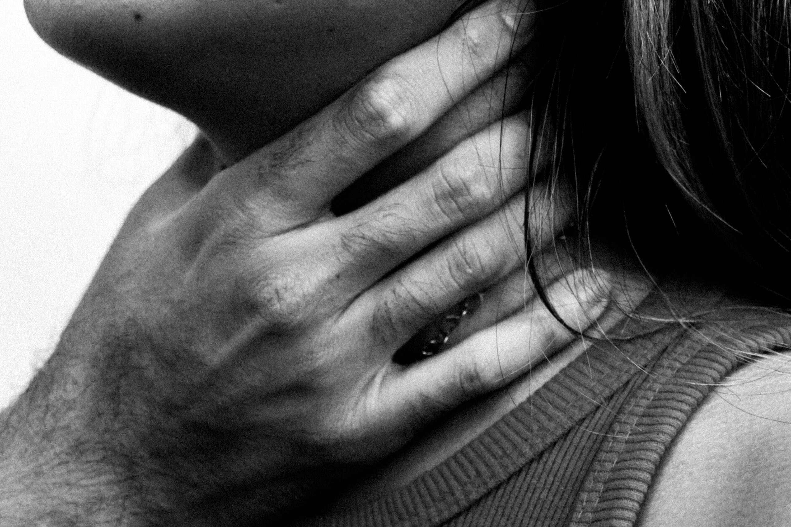 Homem é preso suspeito de ameaçar e enforcar a mãe