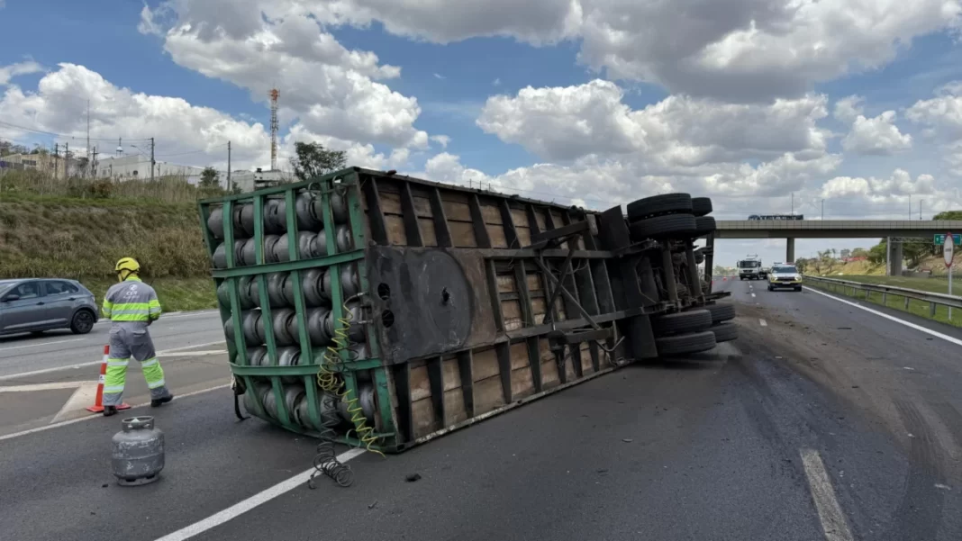 Caminhão carregado de botijões de gás tomba na Bandeirantes