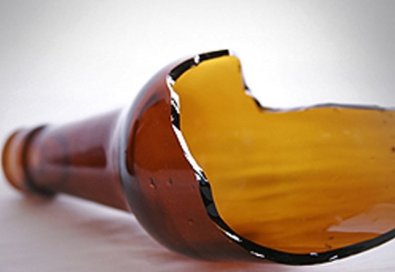 Homem é preso após depredar carro da sogra e ferir mulher com garrafa