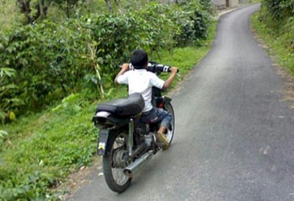 Garoto de 12 anos é apreendido pilotando motocicleta da mãe