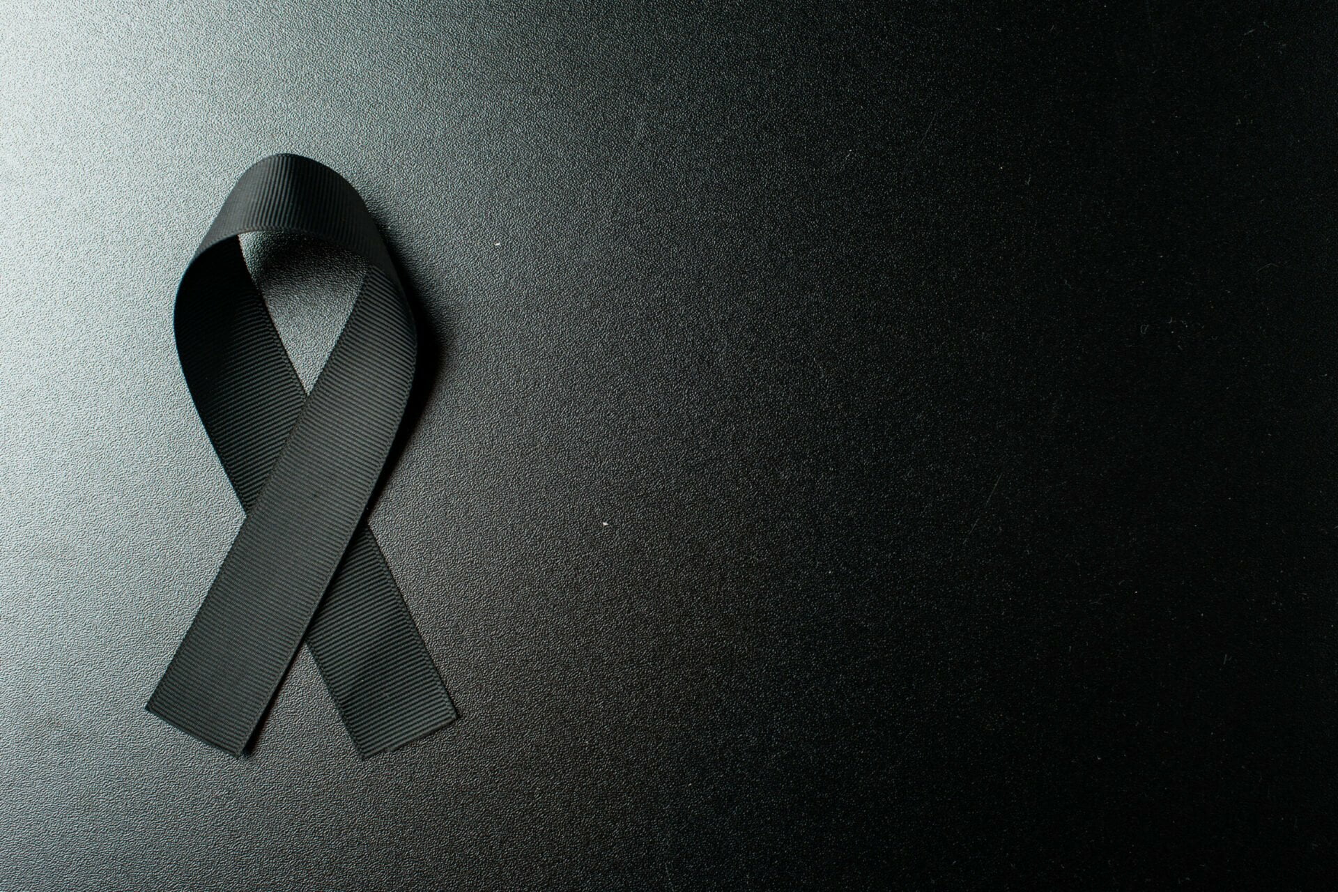  Após falha de equipamento, mecânico morre prensado por carro