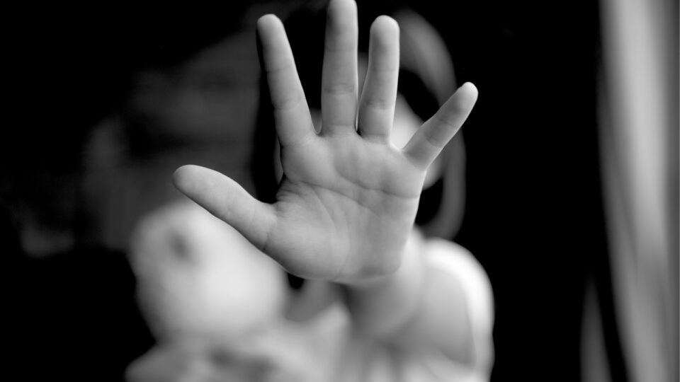  Homem é preso suspeito de abusar da enteada e de ameaçar esposa com faca