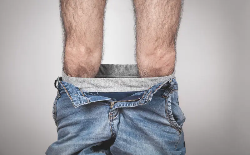  Após xingar, ameaçar e mostrar genitália em frente a escola, homem é detido