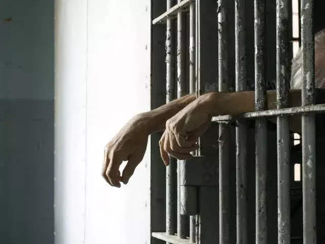 Homem quebra medida protetiva e ameaça mãe e padrasto