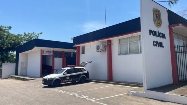 Polícia encontra homem ensanguentado com as vísceras para fora