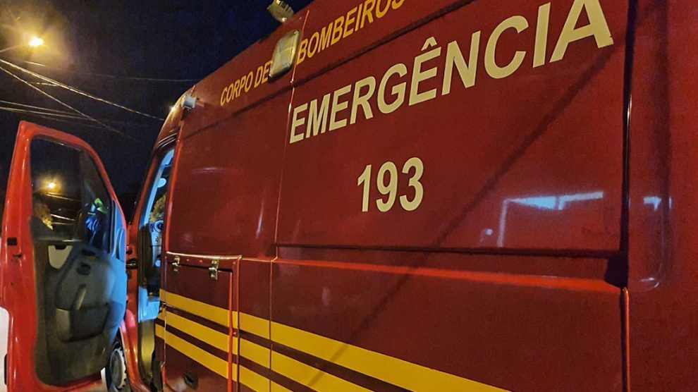 Bombeiros e PM resgatam criança de um ano trancada dentro de um carro
