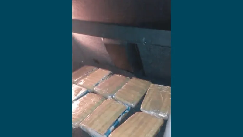 Casal é preso com mais de dez quilos de maconha dentro do carro