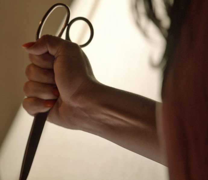  Mulher é atacada e tem seio perfurado por golpes de tesoura