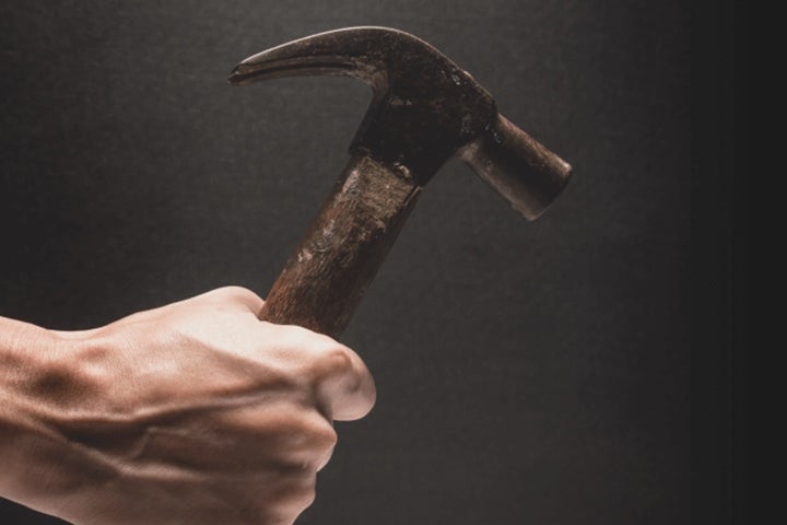 Gerente é preso após acordar funcionário com marteladas na cabeça