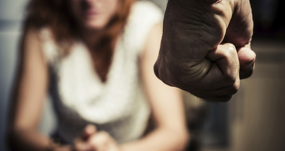 Filho é preso suspeito de espancar a mãe porque ela queria sair de casa