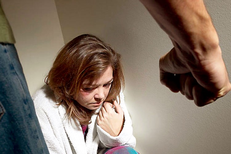  Esposa vai buscar o marido no bar e é agredida por ele