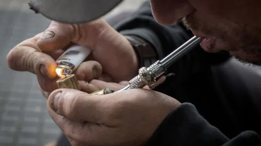  Em surto após fumar crack, homem é preso depois de depredar casa da sogra